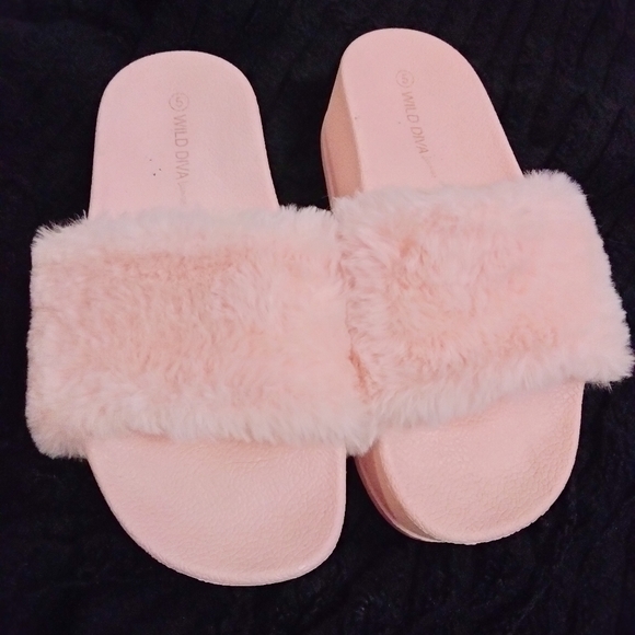 Baby pink slippers - Picture 3 of 4